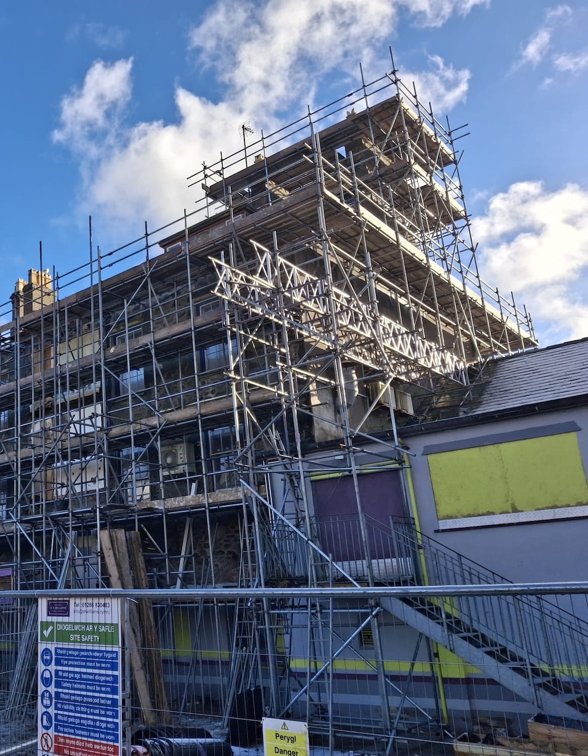 Y Tŵr - scaffolding on building